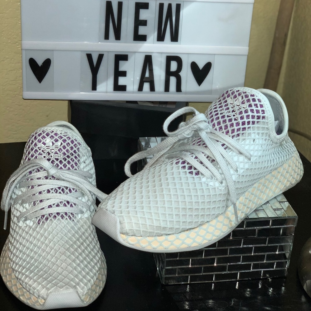 NWT women’s  Adidas Originals deerupt runners